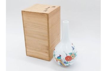 重要無形文化財　人間国宝　十三代 酒井田柿右衛門　有田焼　錦　菊鳥文　高さ 約19cm　華やかな絵付が魅力の花瓶(一輪挿し、花器、花生、花入、フラワーベース、共箱付き、裏印、花押)(R-079749)