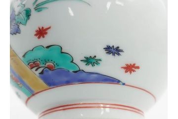 重要無形文化財　人間国宝　十三代 酒井田柿右衛門　有田焼　錦　菊鳥文　高さ 約19cm　華やかな絵付が魅力の花瓶(一輪挿し、花器、花生、花入、フラワーベース、共箱付き、裏印、花押)(R-079749)