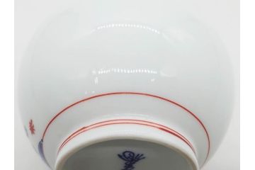 重要無形文化財　人間国宝　十三代 酒井田柿右衛門　有田焼　錦　菊鳥文　高さ 約19cm　華やかな絵付が魅力の花瓶(一輪挿し、花器、花生、花入、フラワーベース、共箱付き、裏印、花押)(R-079749)
