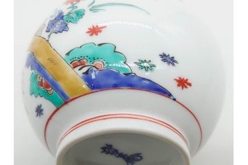 重要無形文化財　人間国宝　十三代 酒井田柿右衛門　有田焼　錦　菊鳥文　高さ 約19cm　華やかな絵付が魅力の花瓶(一輪挿し、花器、花生、花入、フラワーベース、共箱付き、裏印、花押)(R-079749)