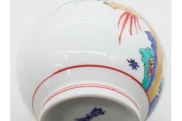 重要無形文化財　人間国宝　十三代 酒井田柿右衛門　有田焼　錦　菊鳥文　高さ 約19cm　華やかな絵付が魅力の花瓶(一輪挿し、花器、花生、花入、フラワーベース、共箱付き、裏印、花押)(R-079749)