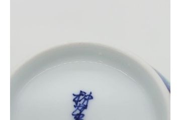 重要無形文化財　人間国宝　十三代 酒井田柿右衛門　有田焼　錦　菊鳥文　高さ 約19cm　華やかな絵付が魅力の花瓶(一輪挿し、花器、花生、花入、フラワーベース、共箱付き、裏印、花押)(R-079749)