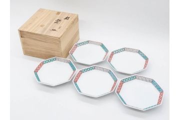重要無形文化財　人間国宝　十三代 酒井田柿右衛門　有田焼　錦　地文　約16cm　5.1寸　細かな絵付けが見事な八角皿5枚セット(亀甲文、青海波文、七宝文、菱文、吉祥文様、変形皿、中皿、和皿、和食器、共箱付き、裏印、花押、五寸一分)(R-079751)