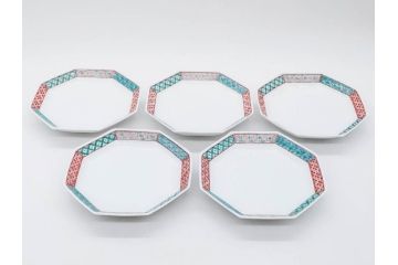 重要無形文化財　人間国宝　十三代 酒井田柿右衛門　有田焼　錦　地文　約16cm　5.1寸　細かな絵付けが見事な八角皿5枚セット(亀甲文、青海波文、七宝文、菱文、吉祥文様、変形皿、中皿、和皿、和食器、共箱付き、裏印、花押、五寸一分)(R-079751)