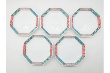 重要無形文化財　人間国宝　十三代 酒井田柿右衛門　有田焼　錦　地文　約16cm　5.1寸　細かな絵付けが見事な八角皿5枚セット(亀甲文、青海波文、七宝文、菱文、吉祥文様、変形皿、中皿、和皿、和食器、共箱付き、裏印、花押、五寸一分)(R-079751)