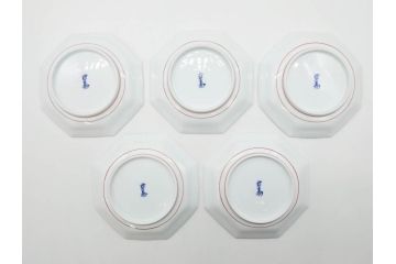 重要無形文化財　人間国宝　十三代 酒井田柿右衛門　有田焼　錦　地文　約16cm　5.1寸　細かな絵付けが見事な八角皿5枚セット(亀甲文、青海波文、七宝文、菱文、吉祥文様、変形皿、中皿、和皿、和食器、共箱付き、裏印、花押、五寸一分)(R-079751)