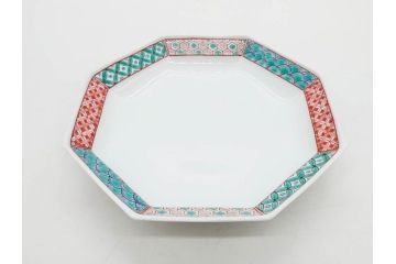 重要無形文化財　人間国宝　十三代 酒井田柿右衛門　有田焼　錦　地文　約16cm　5.1寸　細かな絵付けが見事な八角皿5枚セット(亀甲文、青海波文、七宝文、菱文、吉祥文様、変形皿、中皿、和皿、和食器、共箱付き、裏印、花押、五寸一分)(R-079751)