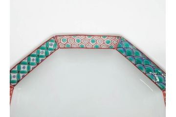 重要無形文化財　人間国宝　十三代 酒井田柿右衛門　有田焼　錦　地文　約16cm　5.1寸　細かな絵付けが見事な八角皿5枚セット(亀甲文、青海波文、七宝文、菱文、吉祥文様、変形皿、中皿、和皿、和食器、共箱付き、裏印、花押、五寸一分)(R-079751)