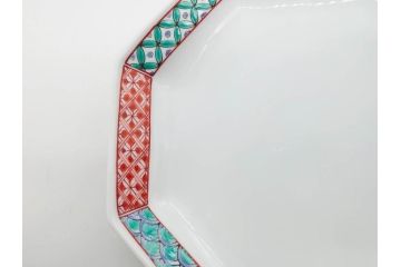 重要無形文化財　人間国宝　十三代 酒井田柿右衛門　有田焼　錦　地文　約16cm　5.1寸　細かな絵付けが見事な八角皿5枚セット(亀甲文、青海波文、七宝文、菱文、吉祥文様、変形皿、中皿、和皿、和食器、共箱付き、裏印、花押、五寸一分)(R-079751)