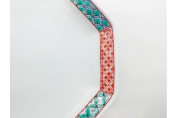 重要無形文化財　人間国宝　十三代 酒井田柿右衛門　有田焼　錦　地文　約16cm　5.1寸　細かな絵付けが見事な八角皿5枚セット(亀甲文、青海波文、七宝文、菱文、吉祥文様、変形皿、中皿、和皿、和食器、共箱付き、裏印、花押、五寸一分)(R-079751)