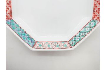 重要無形文化財　人間国宝　十三代 酒井田柿右衛門　有田焼　錦　地文　約16cm　5.1寸　細かな絵付けが見事な八角皿5枚セット(亀甲文、青海波文、七宝文、菱文、吉祥文様、変形皿、中皿、和皿、和食器、共箱付き、裏印、花押、五寸一分)(R-079751)