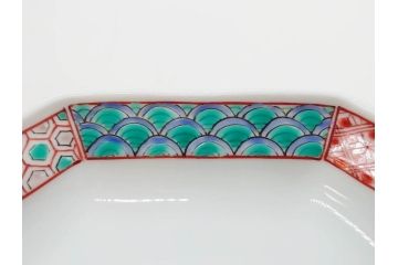 重要無形文化財　人間国宝　十三代 酒井田柿右衛門　有田焼　錦　地文　約16cm　5.1寸　細かな絵付けが見事な八角皿5枚セット(亀甲文、青海波文、七宝文、菱文、吉祥文様、変形皿、中皿、和皿、和食器、共箱付き、裏印、花押、五寸一分)(R-079751)