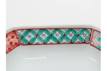 重要無形文化財　人間国宝　十三代 酒井田柿右衛門　有田焼　錦　地文　約16cm　5.1寸　細かな絵付けが見事な八角皿5枚セット(亀甲文、青海波文、七宝文、菱文、吉祥文様、変形皿、中皿、和皿、和食器、共箱付き、裏印、花押、五寸一分)(R-079751)