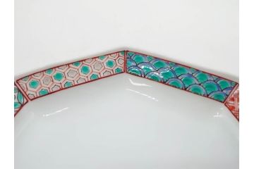 重要無形文化財　人間国宝　十三代 酒井田柿右衛門　有田焼　錦　地文　約16cm　5.1寸　細かな絵付けが見事な八角皿5枚セット(亀甲文、青海波文、七宝文、菱文、吉祥文様、変形皿、中皿、和皿、和食器、共箱付き、裏印、花押、五寸一分)(R-079751)