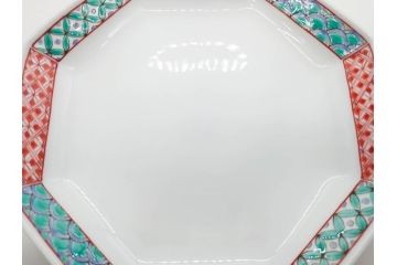 重要無形文化財　人間国宝　十三代 酒井田柿右衛門　有田焼　錦　地文　約16cm　5.1寸　細かな絵付けが見事な八角皿5枚セット(亀甲文、青海波文、七宝文、菱文、吉祥文様、変形皿、中皿、和皿、和食器、共箱付き、裏印、花押、五寸一分)(R-079751)