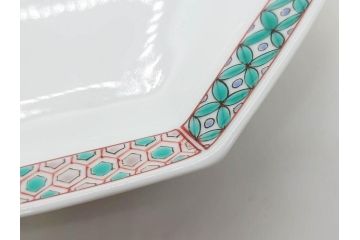 重要無形文化財　人間国宝　十三代 酒井田柿右衛門　有田焼　錦　地文　約16cm　5.1寸　細かな絵付けが見事な八角皿5枚セット(亀甲文、青海波文、七宝文、菱文、吉祥文様、変形皿、中皿、和皿、和食器、共箱付き、裏印、花押、五寸一分)(R-079751)