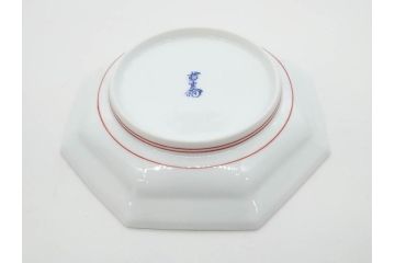 重要無形文化財　人間国宝　十三代 酒井田柿右衛門　有田焼　錦　地文　約16cm　5.1寸　細かな絵付けが見事な八角皿5枚セット(亀甲文、青海波文、七宝文、菱文、吉祥文様、変形皿、中皿、和皿、和食器、共箱付き、裏印、花押、五寸一分)(R-079751)