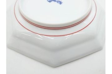 重要無形文化財　人間国宝　十三代 酒井田柿右衛門　有田焼　錦　地文　約16cm　5.1寸　細かな絵付けが見事な八角皿5枚セット(亀甲文、青海波文、七宝文、菱文、吉祥文様、変形皿、中皿、和皿、和食器、共箱付き、裏印、花押、五寸一分)(R-079751)