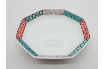 重要無形文化財　人間国宝　十三代 酒井田柿右衛門　有田焼　錦　地文　約16cm　5.1寸　細かな絵付けが見事な八角皿5枚セット(亀甲文、青海波文、七宝文、菱文、吉祥文様、変形皿、中皿、和皿、和食器、共箱付き、裏印、花押、五寸一分)(R-079751)