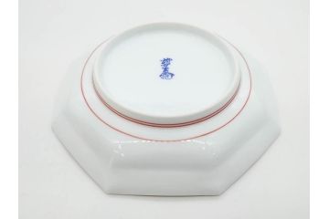 重要無形文化財　人間国宝　十三代 酒井田柿右衛門　有田焼　錦　地文　約16cm　5.1寸　細かな絵付けが見事な八角皿5枚セット(亀甲文、青海波文、七宝文、菱文、吉祥文様、変形皿、中皿、和皿、和食器、共箱付き、裏印、花押、五寸一分)(R-079751)