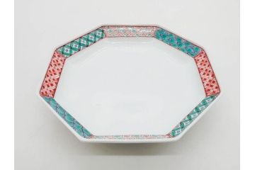 重要無形文化財　人間国宝　十三代 酒井田柿右衛門　有田焼　錦　地文　約16cm　5.1寸　細かな絵付けが見事な八角皿5枚セット(亀甲文、青海波文、七宝文、菱文、吉祥文様、変形皿、中皿、和皿、和食器、共箱付き、裏印、花押、五寸一分)(R-079751)