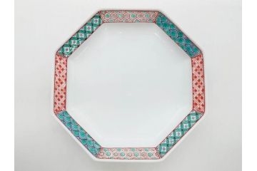 重要無形文化財　人間国宝　十三代 酒井田柿右衛門　有田焼　錦　地文　約16cm　5.1寸　細かな絵付けが見事な八角皿5枚セット(亀甲文、青海波文、七宝文、菱文、吉祥文様、変形皿、中皿、和皿、和食器、共箱付き、裏印、花押、五寸一分)(R-079751)