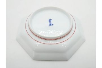重要無形文化財　人間国宝　十三代 酒井田柿右衛門　有田焼　錦　地文　約16cm　5.1寸　細かな絵付けが見事な八角皿5枚セット(亀甲文、青海波文、七宝文、菱文、吉祥文様、変形皿、中皿、和皿、和食器、共箱付き、裏印、花押、五寸一分)(R-079751)