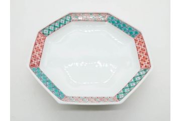 重要無形文化財　人間国宝　十三代 酒井田柿右衛門　有田焼　錦　地文　約16cm　5.1寸　細かな絵付けが見事な八角皿5枚セット(亀甲文、青海波文、七宝文、菱文、吉祥文様、変形皿、中皿、和皿、和食器、共箱付き、裏印、花押、五寸一分)(R-079751)