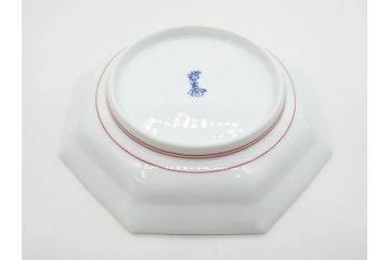 重要無形文化財　人間国宝　十三代 酒井田柿右衛門　有田焼　錦　地文　約16cm　5.1寸　細かな絵付けが見事な八角皿5枚セット(亀甲文、青海波文、七宝文、菱文、吉祥文様、変形皿、中皿、和皿、和食器、共箱付き、裏印、花押、五寸一分)(R-079751)