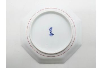 重要無形文化財　人間国宝　十三代 酒井田柿右衛門　有田焼　錦　地文　約16cm　5.1寸　細かな絵付けが見事な八角皿5枚セット(亀甲文、青海波文、七宝文、菱文、吉祥文様、変形皿、中皿、和皿、和食器、共箱付き、裏印、花押、五寸一分)(R-079751)