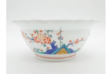 重要無形文化財　人間国宝　十三代 酒井田柿右衛門　有田焼　錦　梅牡丹文　約21cm　6.8寸　優美な縁のデザインが魅力の菓子器(花、風景、深鉢、深皿、中皿、変形皿、和皿、和食器、共箱付き、裏印、花押、六寸八分)(R-079752)