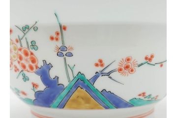 重要無形文化財　人間国宝　十三代 酒井田柿右衛門　有田焼　錦　梅牡丹文　約21cm　6.8寸　優美な縁のデザインが魅力の菓子器(花、風景、深鉢、深皿、中皿、変形皿、和皿、和食器、共箱付き、裏印、花押、六寸八分)(R-079752)