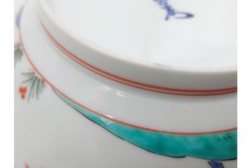 重要無形文化財　人間国宝　十三代 酒井田柿右衛門　有田焼　錦　梅牡丹文　約21cm　6.8寸　優美な縁のデザインが魅力の菓子器(花、風景、深鉢、深皿、中皿、変形皿、和皿、和食器、共箱付き、裏印、花押、六寸八分)(R-079752)