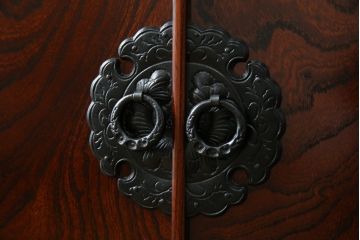 中古　岩谷堂箪笥　力強い杢目が上質な和を演出する北斗3号飾り棚(茶棚、収納棚、戸棚、サイドボード)(R-079753)