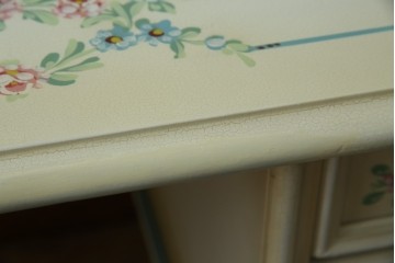 イタリアビンテージ　希少デザイン　華やかな装飾と可愛らしい色遣いが素敵なロココ調のデスク　(R-079754)