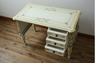 イタリアビンテージ　希少デザイン　華やかな装飾と可愛らしい色遣いが素敵なロココ調のデスク　(R-079754)