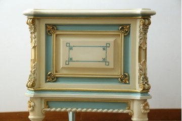 イタリアビンテージ　希少デザイン　華やかな装飾と可愛らしい色遣いが素敵なロココ調のデスク　(R-079754)