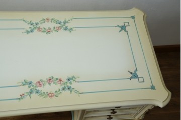 イタリアビンテージ　希少デザイン　華やかな装飾と可愛らしい色遣いが素敵なロココ調のデスク　(R-079754)