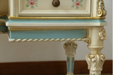 イタリアビンテージ　希少デザイン　華やかな装飾と可愛らしい色遣いが素敵なロココ調のデスク　(R-079754)