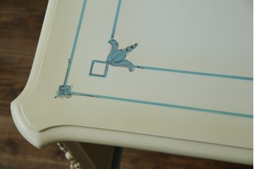 イタリアビンテージ　希少デザイン　華やかな装飾と可愛らしい色遣いが素敵なロココ調のデスク　(R-079754)