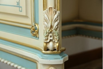 イタリアビンテージ　希少デザイン　華やかな装飾と可愛らしい色遣いが素敵なロココ調のデスク　(R-079754)