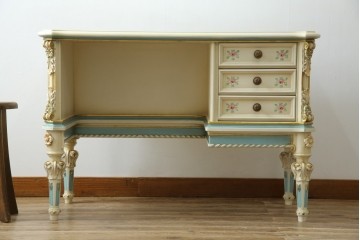 イタリアビンテージ　希少デザイン　華やかな装飾と可愛らしい色遣いが素敵なロココ調のデスク　(R-079754)
