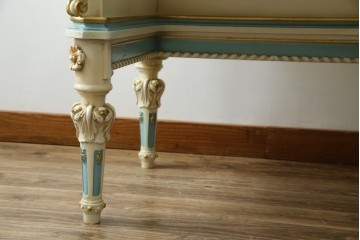 イタリアビンテージ　希少デザイン　華やかな装飾と可愛らしい色遣いが素敵なロココ調のデスク　(R-079754)