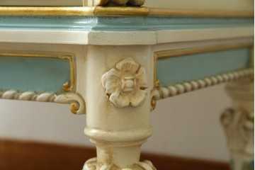 イタリアビンテージ　希少デザイン　華やかな装飾と可愛らしい色遣いが素敵なロココ調のデスク　(R-079754)