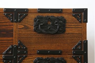 中古　秋田県　川連漆民芸箪笥　眺めて楽しい松と波千鳥の錠前金具が魅力的ながんこ箪笥(和たんす、衣装タンス、整理箪笥、収納箪笥、引き出し、サイドチェスト、サイドボード)(R-079757)