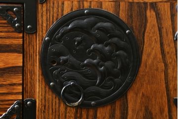 中古　秋田県　川連漆民芸箪笥　眺めて楽しい松と波千鳥の錠前金具が魅力的ながんこ箪笥(和たんす、衣装タンス、整理箪笥、収納箪笥、引き出し、サイドチェスト、サイドボード)(R-079757)