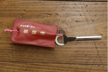 中古　秋田県　川連漆民芸箪笥　眺めて楽しい松と波千鳥の錠前金具が魅力的ながんこ箪笥(和たんす、衣装タンス、整理箪笥、収納箪笥、引き出し、サイドチェスト、サイドボード)(R-079757)