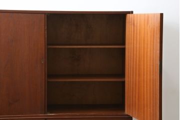 デンマークビンテージ　Soborg Mobelfabrik(ソボー・モベルファブリク)製　Borge Mogensen(ボーエ・モーエンセン)　チーク材の温かな色合いと洗練されたデザインが魅力のサイドボード(サイドキャビネット、戸棚、収納棚、ヴィンテージ、北欧)(R-079758)