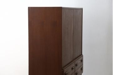 デンマークビンテージ　Soborg Mobelfabrik(ソボー・モベルファブリク)製　Borge Mogensen(ボーエ・モーエンセン)　チーク材の温かな色合いと洗練されたデザインが魅力のサイドボード(サイドキャビネット、戸棚、収納棚、ヴィンテージ、北欧)(R-079758)