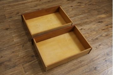 デンマークビンテージ　Soborg Mobelfabrik(ソボー・モベルファブリク)製　Borge Mogensen(ボーエ・モーエンセン)　チーク材の温かな色合いと洗練されたデザインが魅力のサイドボード(サイドキャビネット、戸棚、収納棚、ヴィンテージ、北欧)(R-079758)